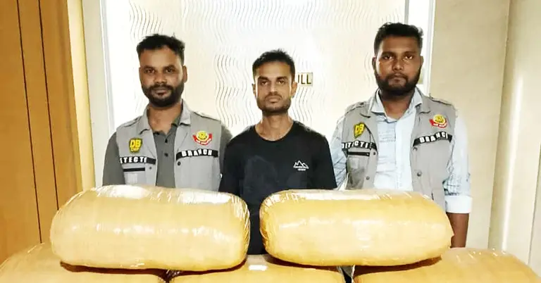 ডিবি হেফাজতে গ্রেপ্তার মাদক কারবারি